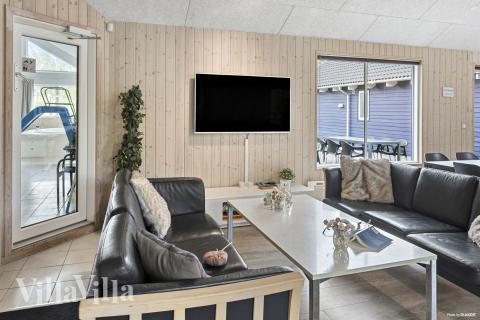 Sofaen i luksushus 314 i Lolland/Falster/Møn indbyder til brætspil eller at se en film sammen.