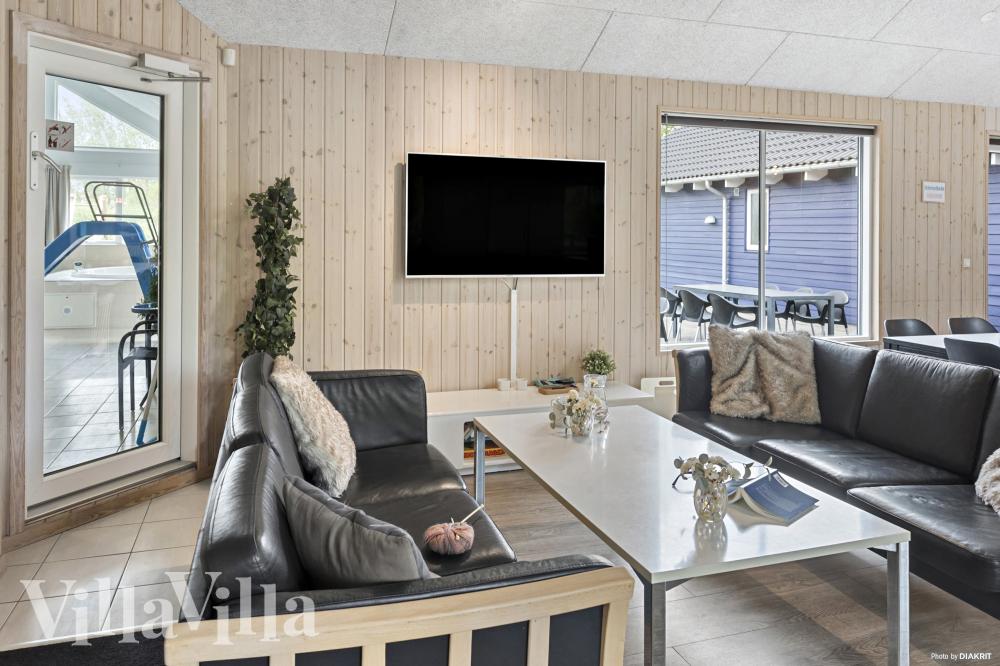 Sofaen i luksushus 314 i Lolland/Falster/Møn indbyder til brætspil eller at se en film sammen.