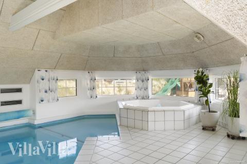 Sommerhus 675 er indrettet med en lækker poolafdeling med vandrutsjebane, dejlig stor indbygget spabad og sauna