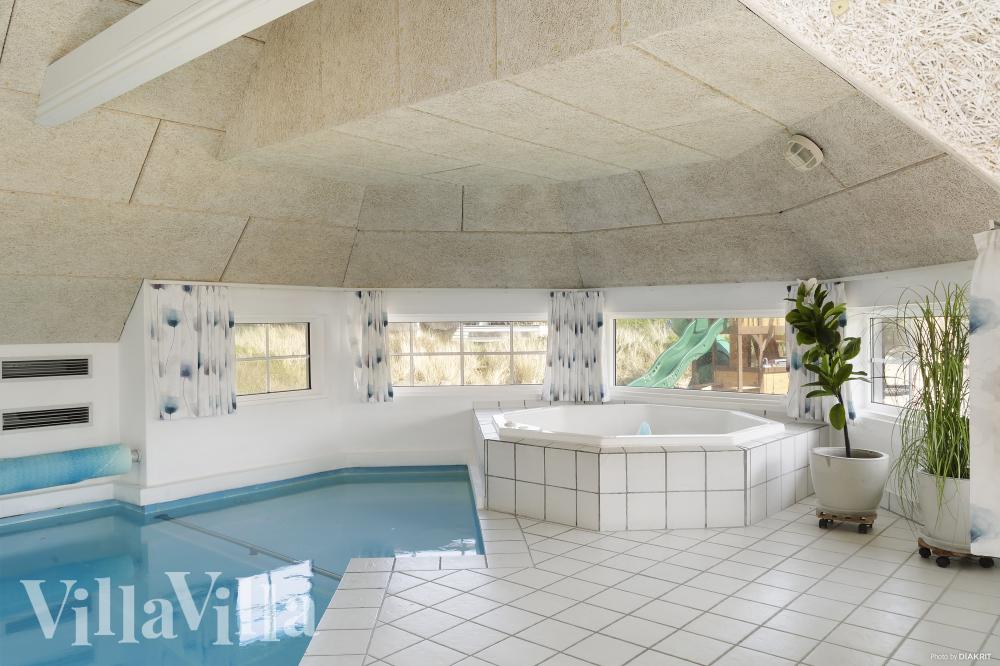 Sommerhus 675 er indrettet med en lækker poolafdeling med vandrutsjebane, dejlig stor indbygget spabad og sauna