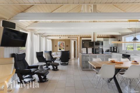Sofaen i luksushus 675 i Vestjylland indbyder til brætspil eller at se en film sammen.