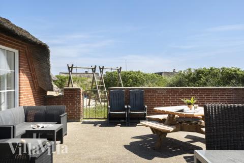 Nyd en grillaften på terrassen i luksushus nr. 675 i Vestjylland