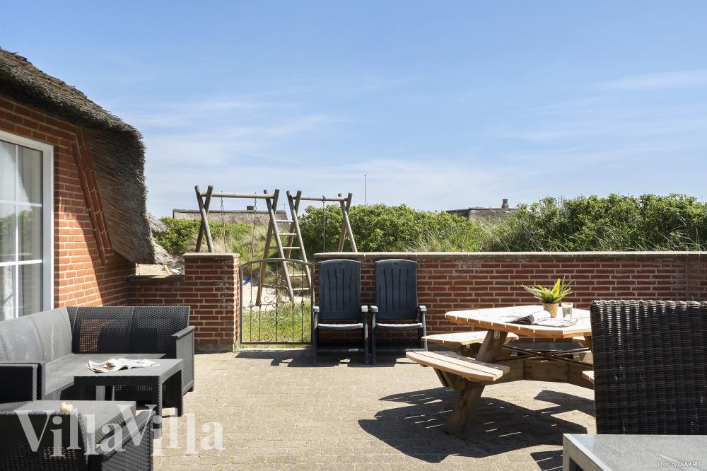 Nyd en grillaften på terrassen i luksushus nr. 675 i Vestjylland