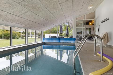 Sommerhus 964 er indrettet med en lækker poolafdeling med vandrutsjebane, dejlig stor indbygget spabad og sauna