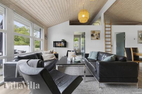 Sofaen i luksushus 964 i Østjylland indbyder til brætspil eller at se en film sammen.