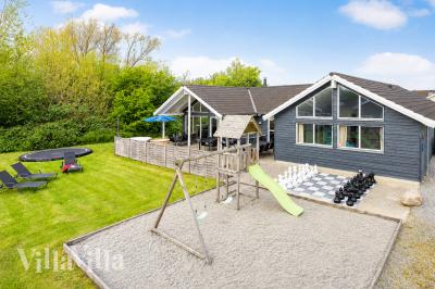 Dette skønne poolhus nr. 255 med plads til 18 personer ligger i Sydjylland