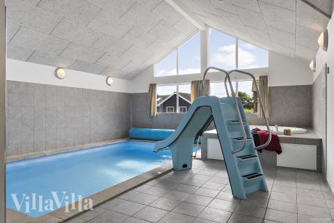 Sommerhus 255 er indrettet med en lækker poolafdeling med vandrutsjebane, dejlig stor indbygget spabad og sauna