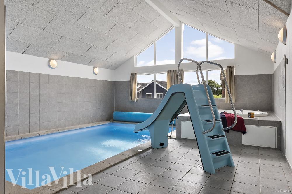 Sommerhus 255 er indrettet med en lækker poolafdeling med vandrutsjebane, dejlig stor indbygget spabad og sauna