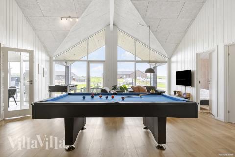 Ud over de mange timer, man kan bruge i husets pool-afdeling, så byder luksushus 932 også på billard/bordtennis og dart
