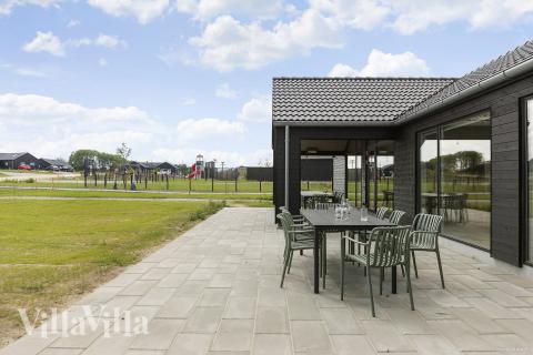 På terrassen i sommerhus nr. 932 er der plads til 20 personer.