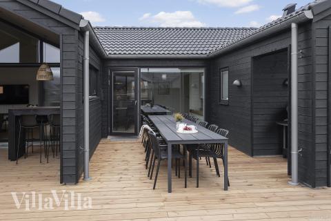 På terrassen i sommerhus nr. 947 er der plads til 12 personer.