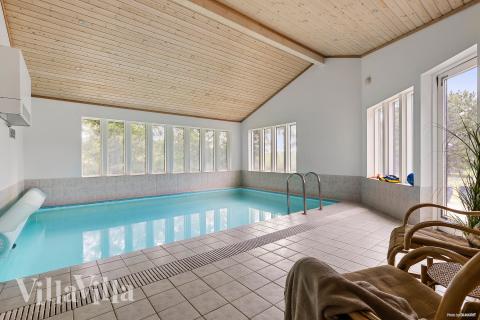 Sommerhus 963 er indrettet med en lækker poolafdeling med vandrutsjebane, dejlig stor indbygget spabad og sauna