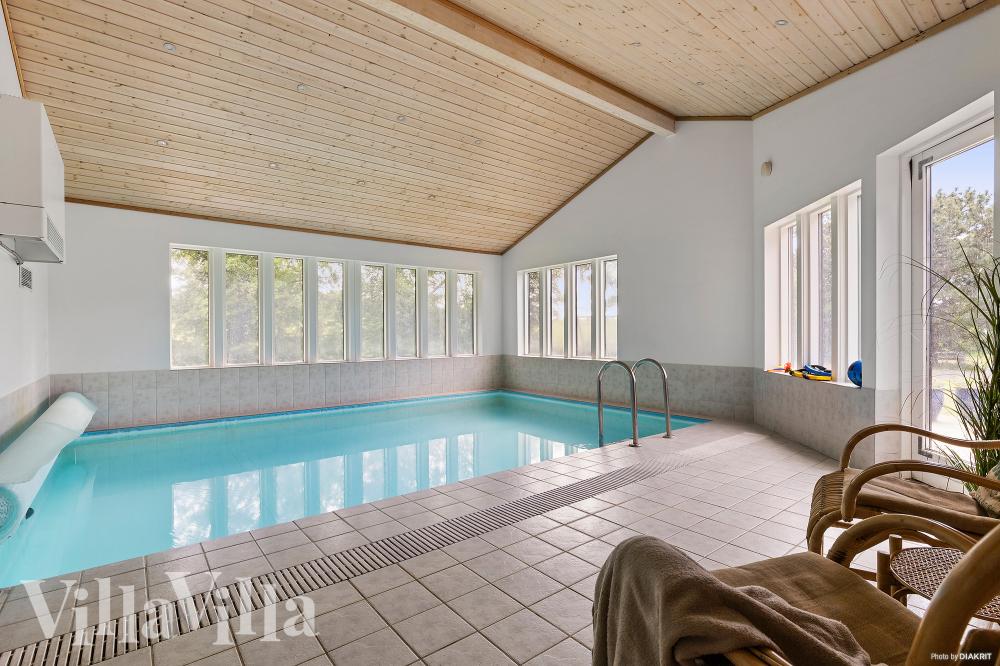 Sommerhus 963 er indrettet med en lækker poolafdeling med vandrutsjebane, dejlig stor indbygget spabad og sauna