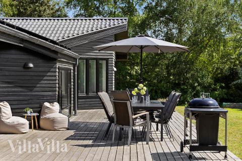 På terrassen i sommerhus nr. 963 er der plads til 10 personer.