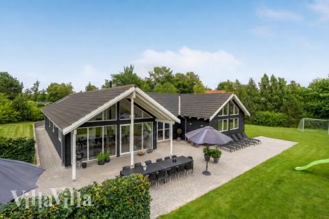 Dette skønne poolhus nr. 276 med plads til 18 personer ligger i Nordsjælland
