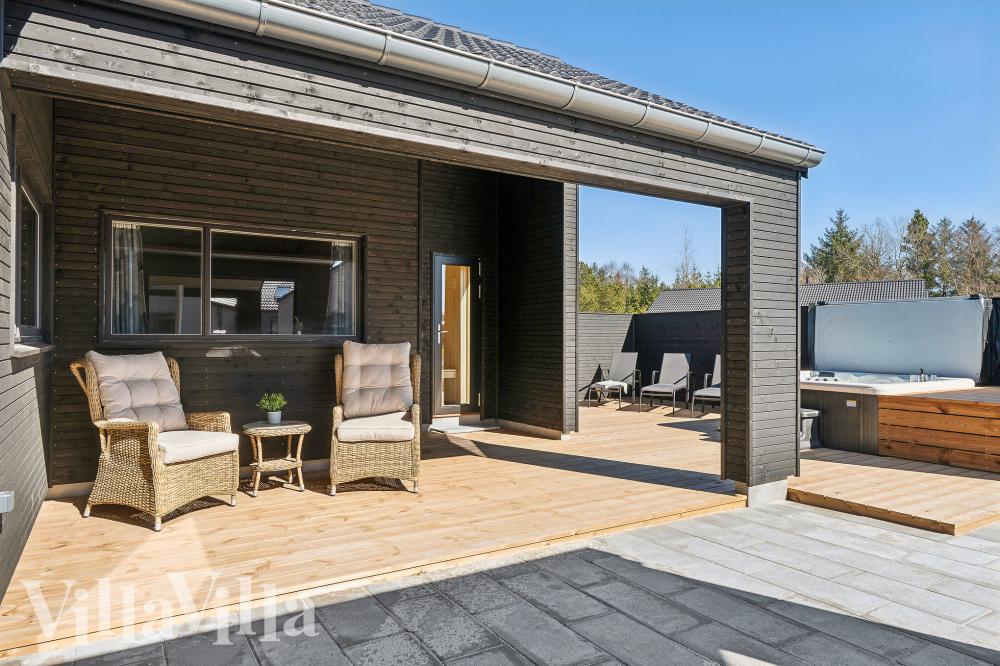 Nyd en grillaften på terrassen i luksushus nr. 962 i Lolland/Falster/Møn