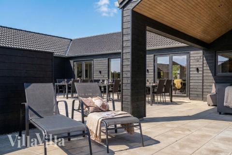 Luksushus nr. 961 har en dejlig terrasse med gode havemøbler til 30 personer.