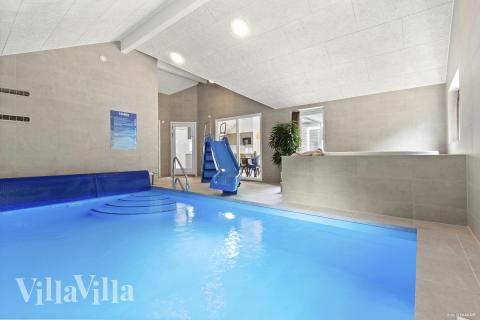 Sommerhus 826 er indrettet med en lækker poolafdeling med vandrutsjebane, dejlig stor indbygget spabad og sauna