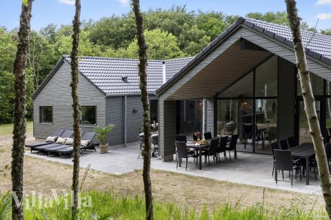 Dette skønne poolhus nr. 826 med plads til 18 personer ligger i Østjylland