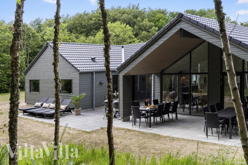 Dette skønne poolhus nr. 826 med plads til 18 personer ligger i Østjylland