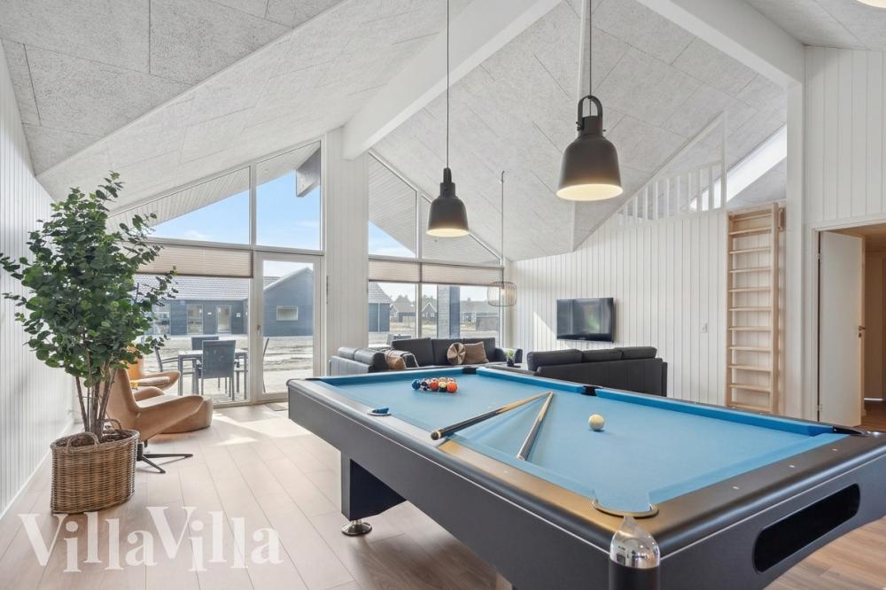 Ud over de mange timer, man kan bruge i husets pool-afdeling, så byder luksushus 966 også på billard/bordtennis og dart