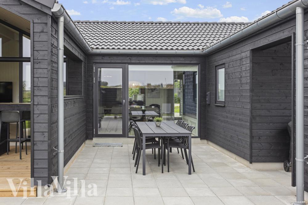 På terrassen i sommerhus nr. 987 er der plads til 12 personer.