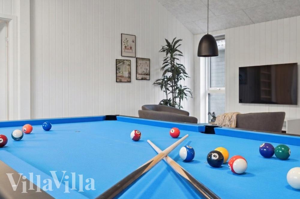 Ud over de mange timer, man kan bruge i husets pool-afdeling, så byder luksushus 976 også på billard/bordtennis og dart
