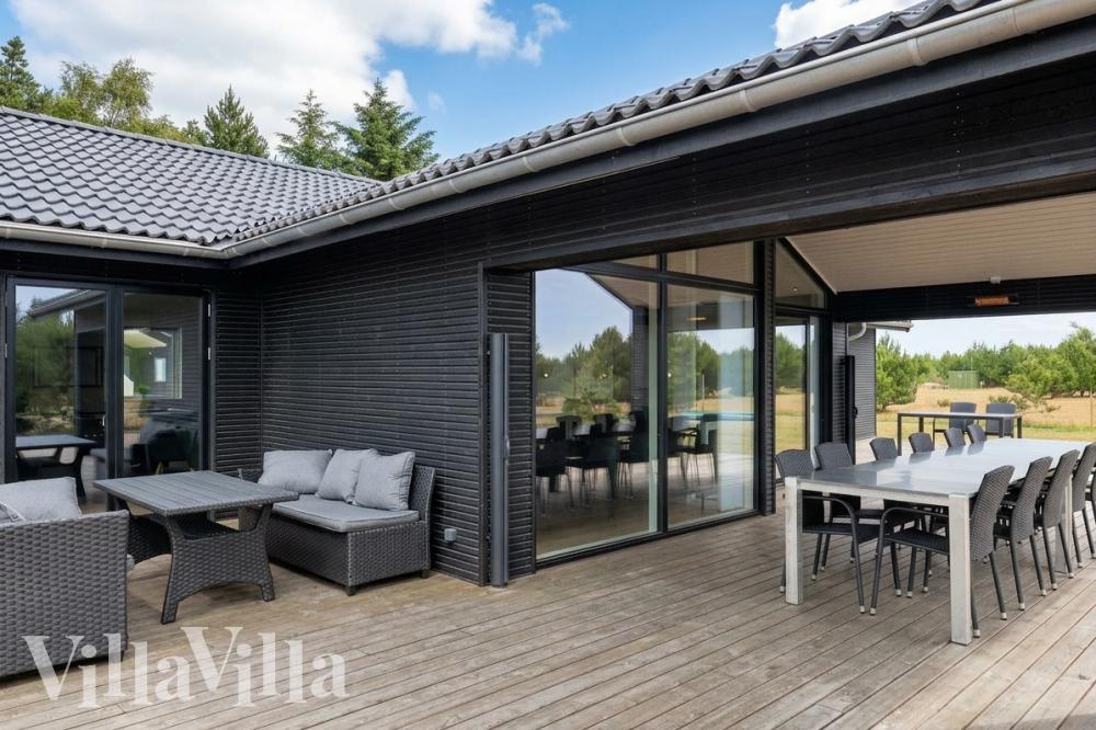 Nyd en grillaften på terrassen i luksushus nr. 976 i Lolland/Falster/Møn