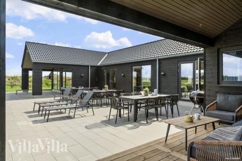 Luksushus nr. 923 har en dejlig terrasse med gode havemøbler til 30 personer.
