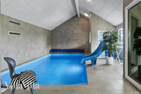 Sommerhus 923 er indrettet med en lækker poolafdeling med vandrutsjebane, dejlig stor indbygget spabad og sauna