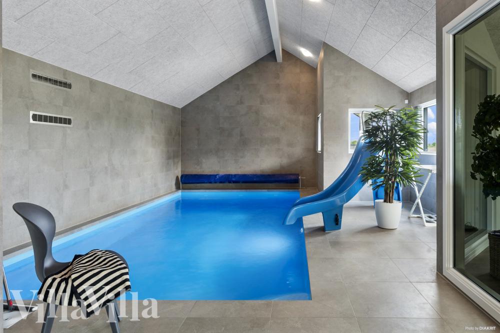 Sommerhus 923 er indrettet med en lækker poolafdeling med vandrutsjebane, dejlig stor indbygget spabad og sauna
