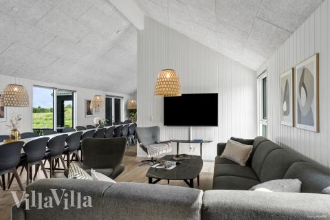 Sofaen i luksushus 923 i Lolland/Falster/Møn indbyder til brætspil eller at se en film sammen.