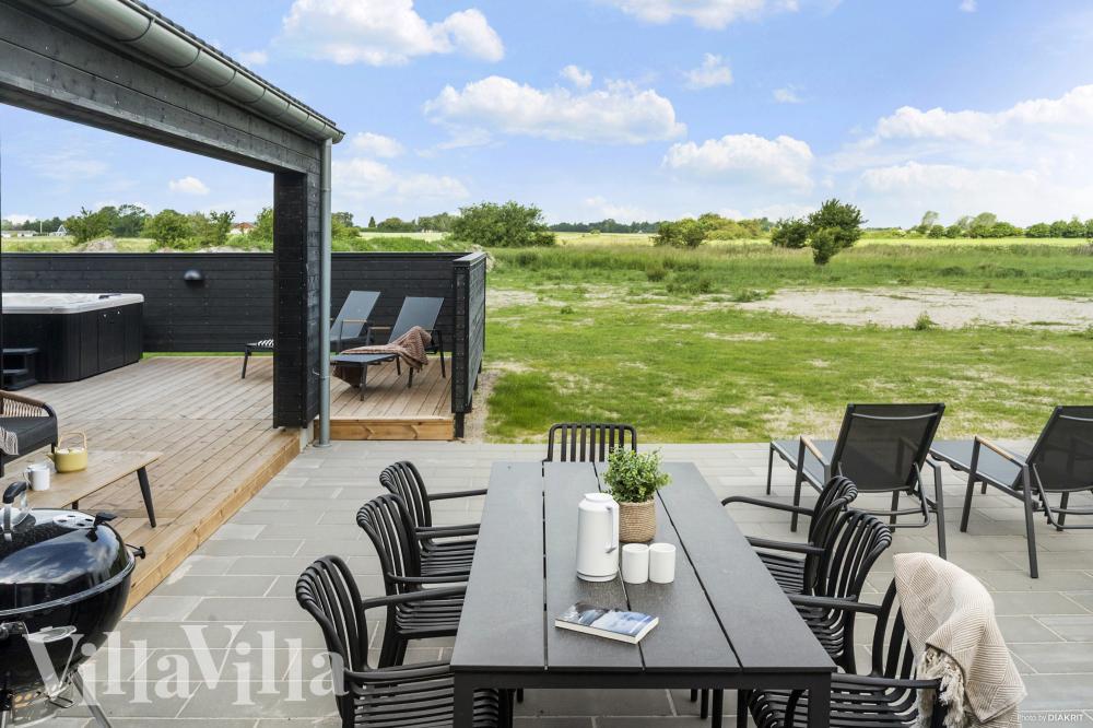 Nyd en grillaften på terrassen i luksushus nr. 923 i Lolland/Falster/Møn