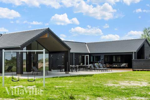 Dette skønne poolhus nr. 923 med plads til 30 personer ligger i Lolland/Falster/Møn