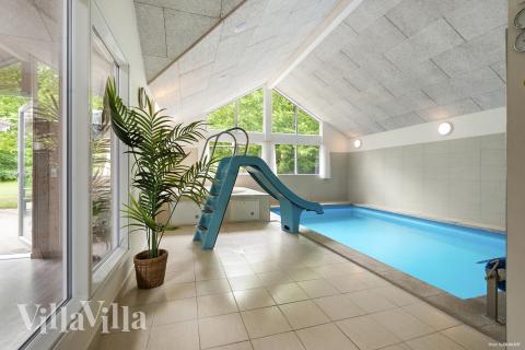 Sommerhus 313 er indrettet med en lækker poolafdeling med vandrutsjebane, dejlig stor indbygget spabad og sauna