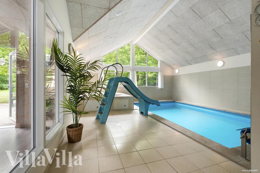 Sommerhus 313 er indrettet med en lækker poolafdeling med vandrutsjebane, dejlig stor indbygget spabad og sauna
