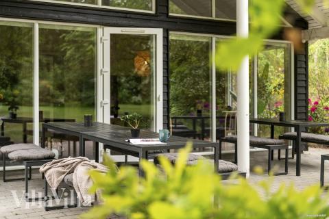Luksushus nr. 313 har en dejlig terrasse med gode havemøbler til 18 personer.