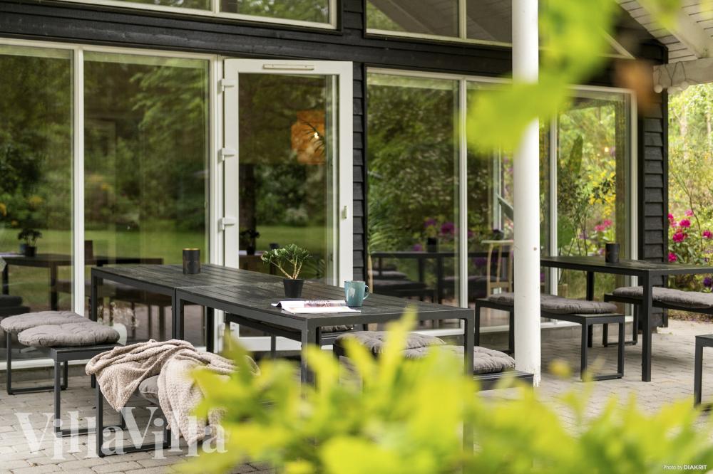 Luksushus nr. 313 har en dejlig terrasse med gode havemøbler til 18 personer.