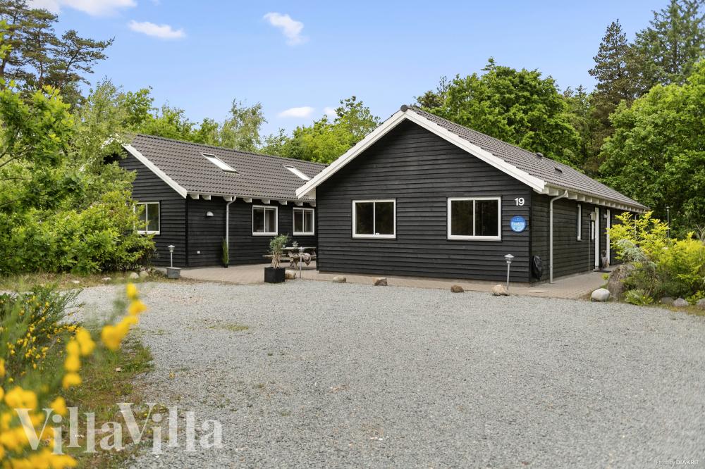 I Vestjylland ligger dette fine poolhus nr. 313 med plads til 18 personer.