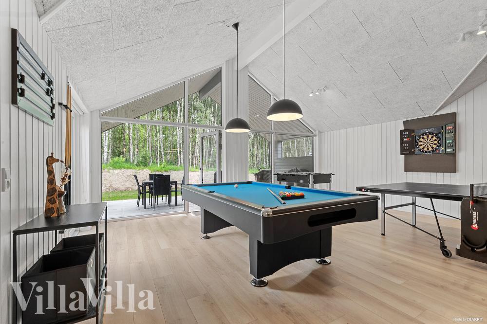 Ud over de mange timer, man kan bruge i husets pool-afdeling, så byder luksushus 828 også på billard/bordtennis og dart