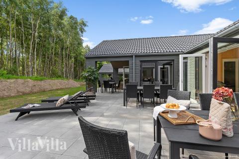 Nyd en grillaften på terrassen i luksushus nr. 828 i Østjylland
