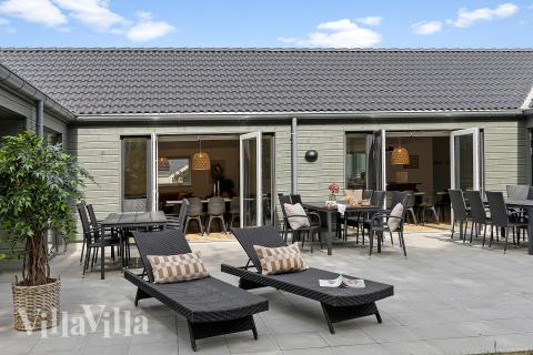 På terrassen i sommerhus nr. 828 er der plads til 26 personer.