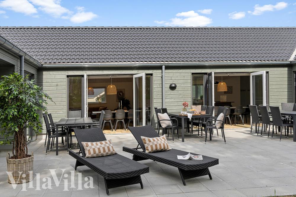 På terrassen i sommerhus nr. 828 er der plads til 26 personer.