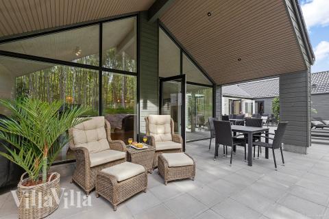 Stor terrasse ved luksushus nr. 828 i Østjylland.