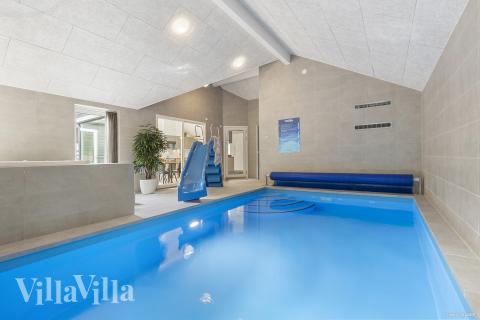 Sommerhus 832 er indrettet med en lækker poolafdeling med vandrutsjebane, dejlig stor indbygget spabad og sauna