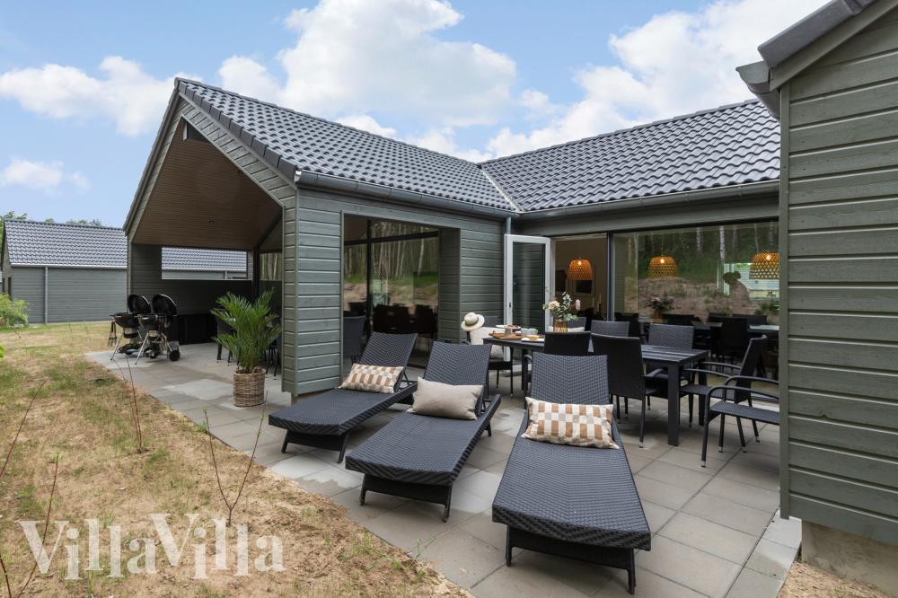 Nyd en grillaften på terrassen i luksushus nr. 832 i Østjylland