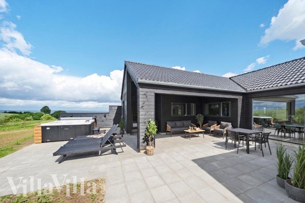 Luksushus nr. 915 har en dejlig terrasse med gode havemøbler til 16 personer.