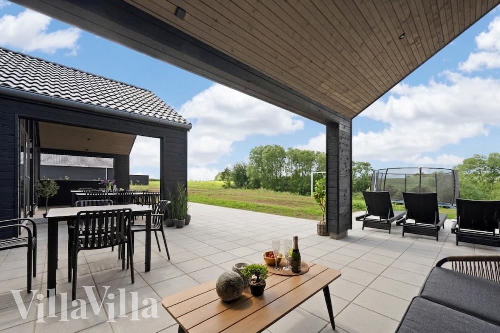 Nyd en grillaften på terrassen i luksushus nr. 915 i Fyn og øer