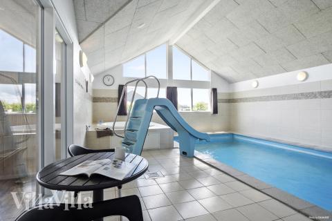 Sommerhus 315 er indrettet med en lækker poolafdeling med vandrutsjebane, dejlig stor indbygget spabad og sauna
