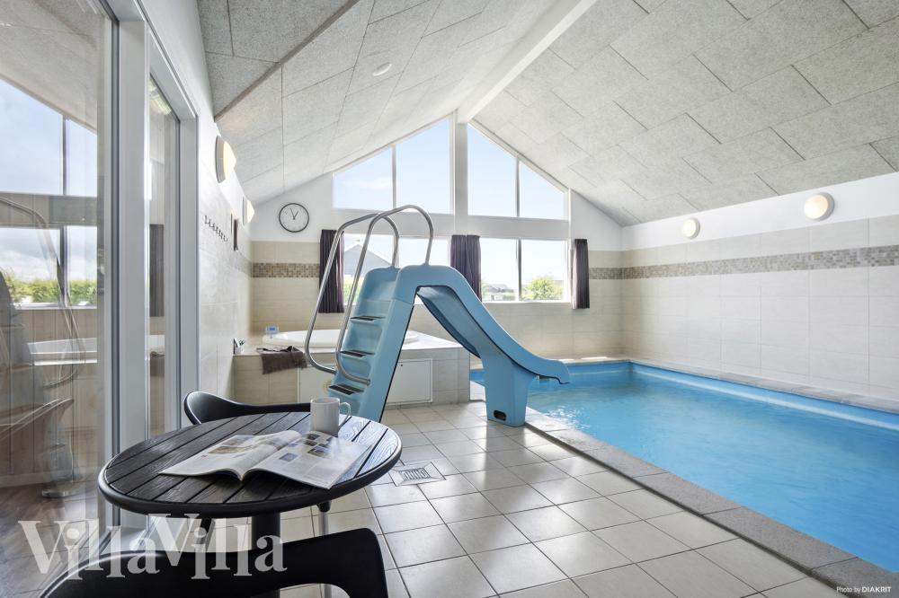 Sommerhus 315 er indrettet med en lækker poolafdeling med vandrutsjebane, dejlig stor indbygget spabad og sauna